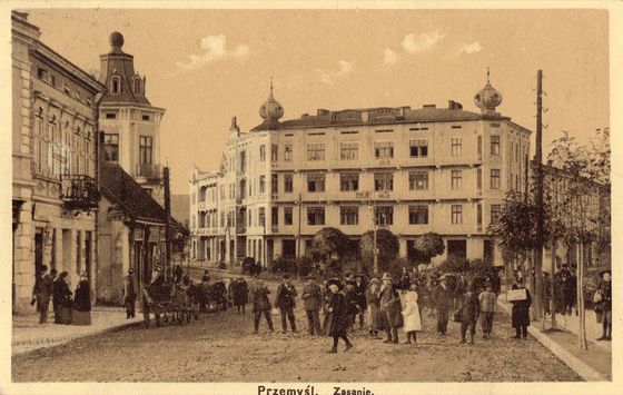 Gmach z wieżyczkami i tłum na Zasaniu
