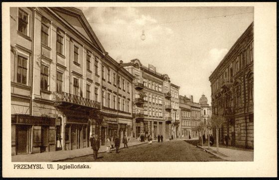 Ul. Jagiellońska z pierzeją sklepów