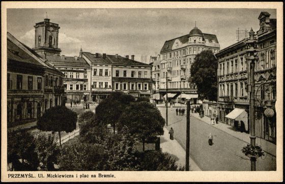 Plac na Bramie ze skwerem
