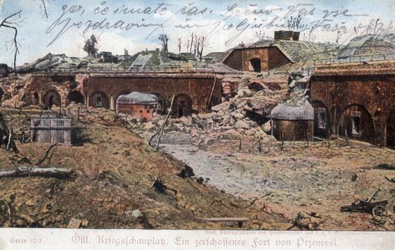 Rozstrzelany fort z porzuconym działem
