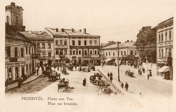 Targowy ruch na Placu na bramie