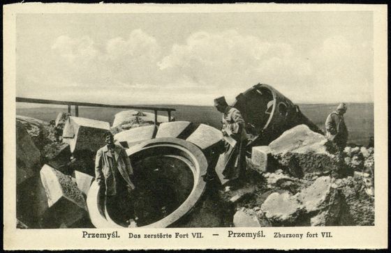Trzej żołnierze wśród ruin fortu VII