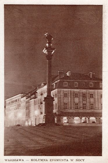Kolumna Zygmunta nocą nad Krakowskim Przedmieściem