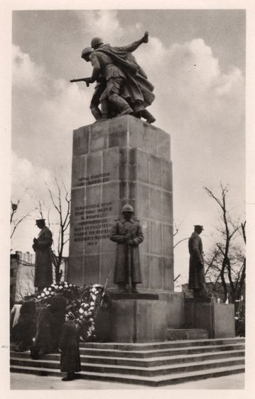 Warta honorowa przy pomniku braterstwa broni