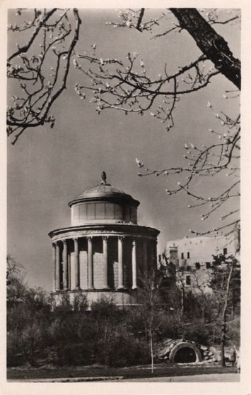 Rotunda w Ogrodzie Saskim wiosną