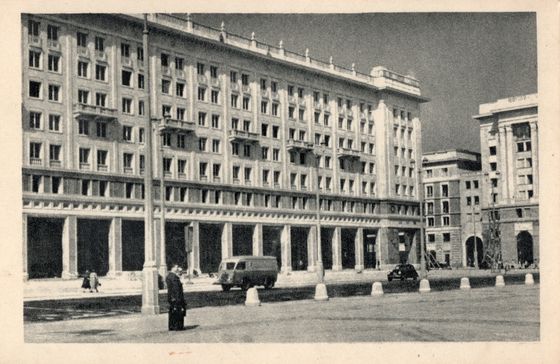 Pierzeja MDM z podcieniami i kandelabrami