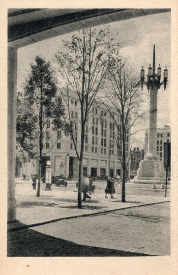 Kandelabr na MDM-ie, rejon placu Konstytucji