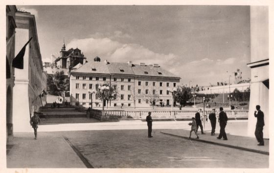 Nowe kamienice Mariensztatu i wieża kościoła