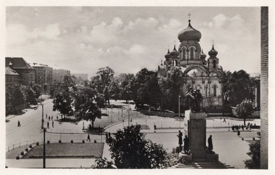 Pomnik Braterstwa Broni i kopuły cerkwi