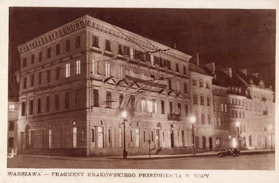 Nocna pierzeja przy Miodowej