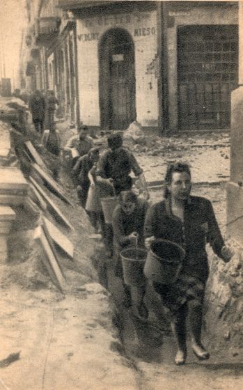 Mieszkańcy z wiadrami przy barykadzie na Złotej