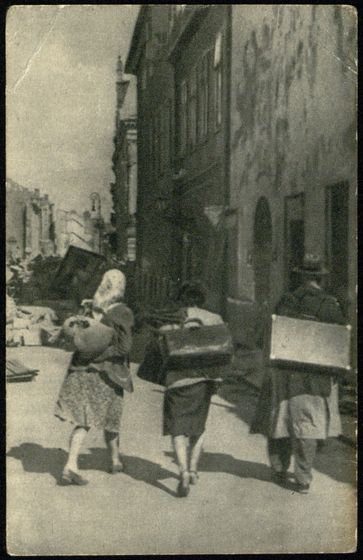 Ewakuowani mieszkańcy na zniszczonej ulicy