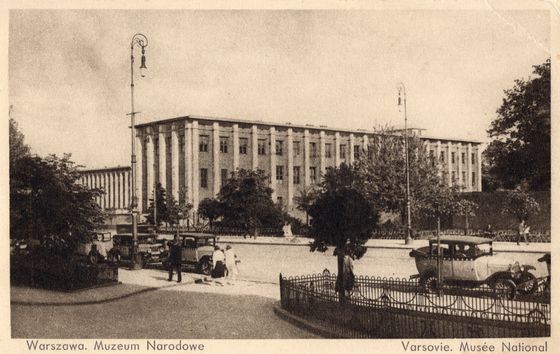 Gmach Muzeum Narodowego z dorożkami