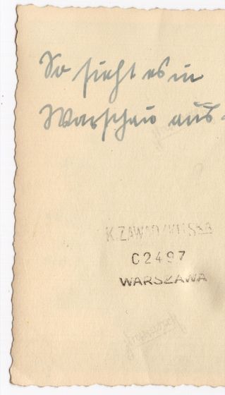 Odwrocie karty: Ruiny kamienic z przechodniami, odbitka amatorska