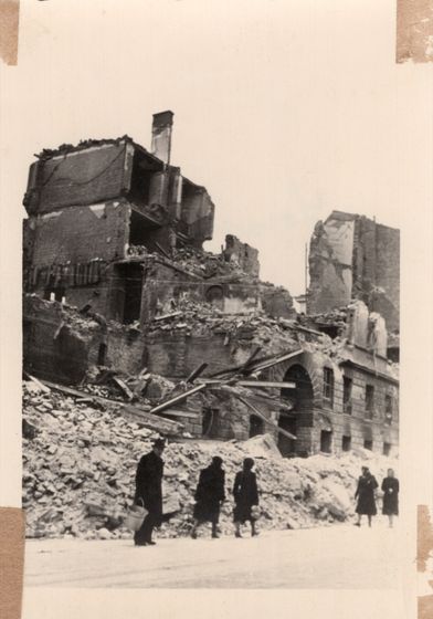 Ruiny gmachu z ocalałą arkadą parteru